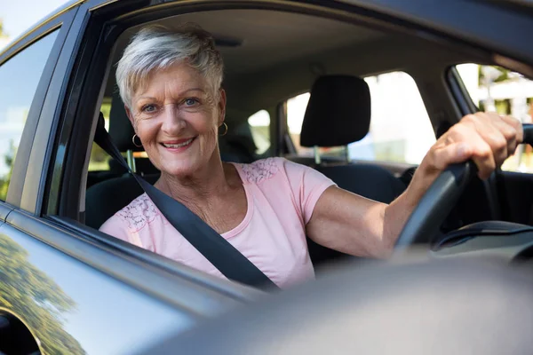 Donna anziana alla guida di una macchina — Foto Stock