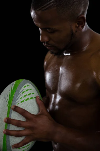 Jugador de rugby masculino sin camisa sosteniendo la pelota —  Fotos de Stock