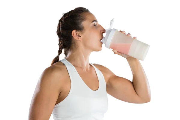 女运动员喝能量饮料 — 图库照片
