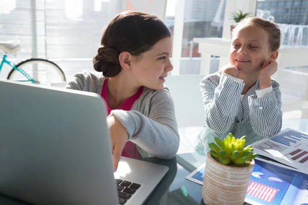 Enfants en tant que dirigeants d'entreprise discuter — Photo