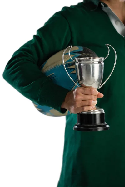 Jugador de rugby femenino con trofeo y pelota — Foto de Stock