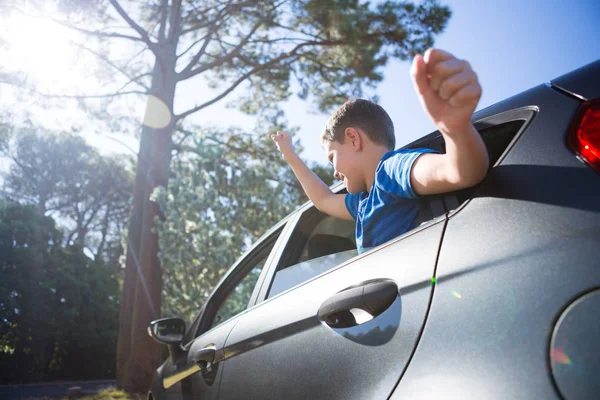 Adolescente niño mirando desde la ventana abierta del coche —  Fotos de Stock