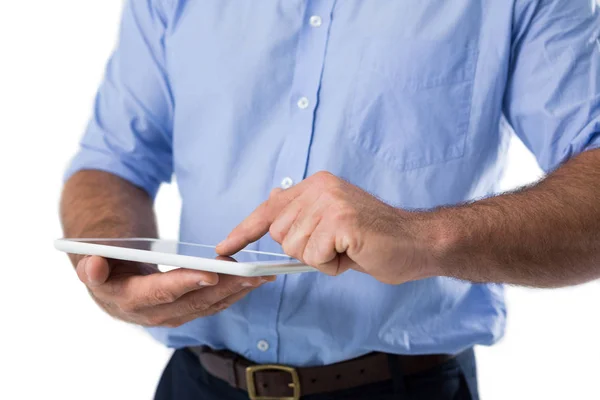 Seção média do homem usando tablet digital — Fotografia de Stock