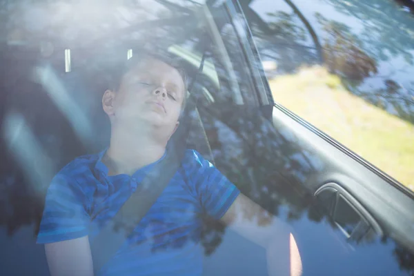 Adolescente dormindo no carro — Fotografia de Stock