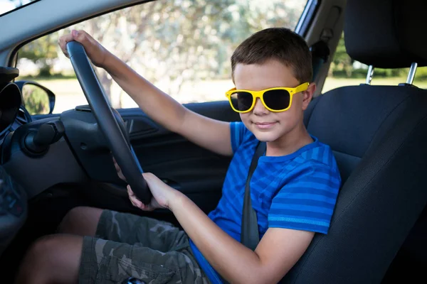 Adolescente menino dirigindo um carro — Fotografia de Stock
