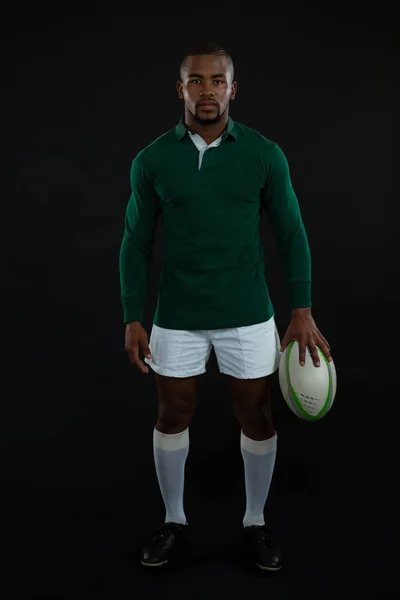 Jogador de rugby masculino segurando bola — Fotografia de Stock