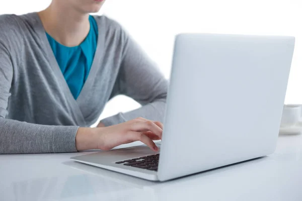 Teenager Mädchen mit Laptop — Stockfoto