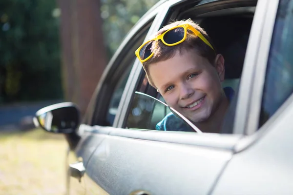 Adolescente niño mirando desde la ventana abierta del coche —  Fotos de Stock