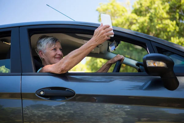 Senior woman taking selfie with phone — Stock Photo, Image