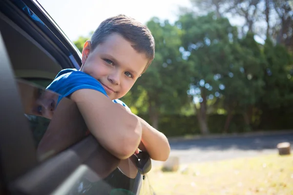 Adolescente se inclinando para fora da janela do carro — Fotografia de Stock