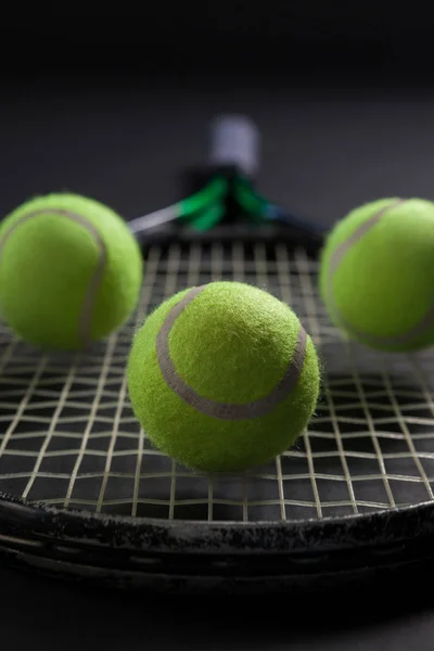 М'ячі на тенісній ракетці — стокове фото