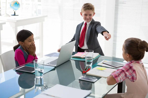 Crianças como executivos de negócios interagindo — Fotografia de Stock