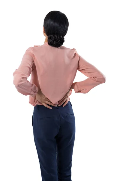 背中の痛みに苦しむ女性エグゼクティブ — ストック写真