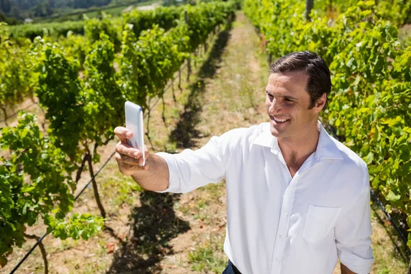 Homem feliz falando selfie — Fotografia de Stock