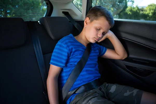 Tonårspojke som sover i bilen — Stockfoto