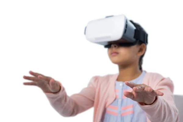 Menina usando fone de ouvido realidade virtual — Fotografia de Stock