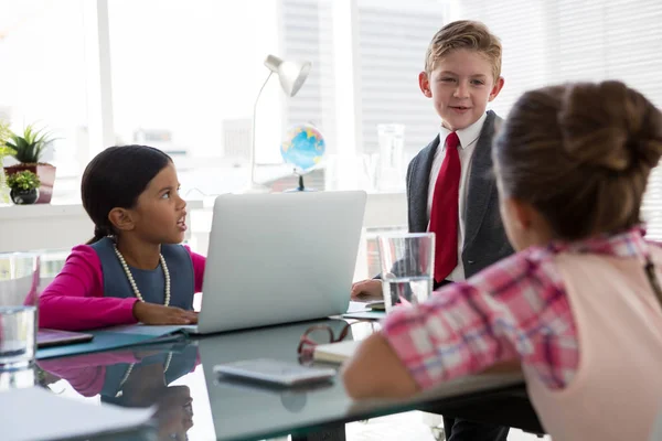 Crianças como executivos de negócios interagindo — Fotografia de Stock