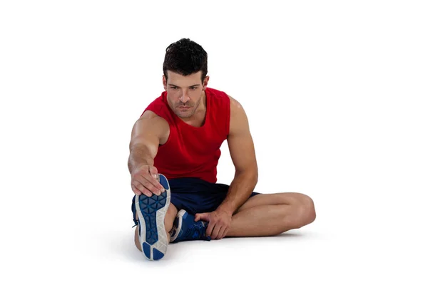 Спортивный человек растягивая ноги во время тренировки — стоковое фото
