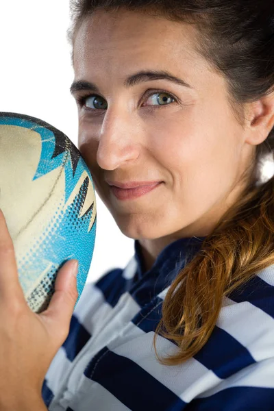 Atleta feminina segurando bola de rugby — Fotografia de Stock