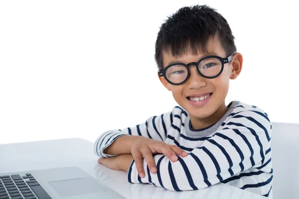 Pojken sitter med laptop — Stockfoto