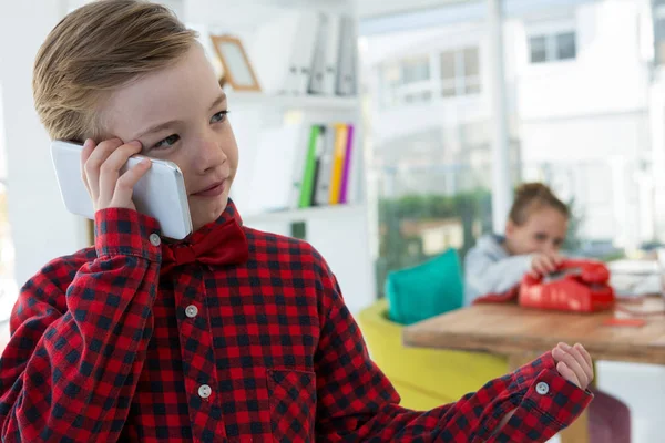 Pojke som business executive talar i mobiltelefon — Stockfoto