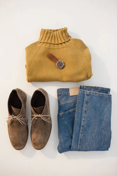 Paar Schuhe, Pullover, Jeans und Uhr — Stockfoto