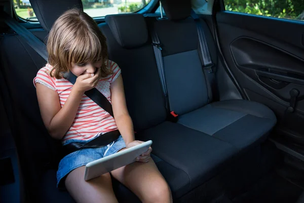 Teenagermädchen benutzt Tablet im Auto — Stockfoto