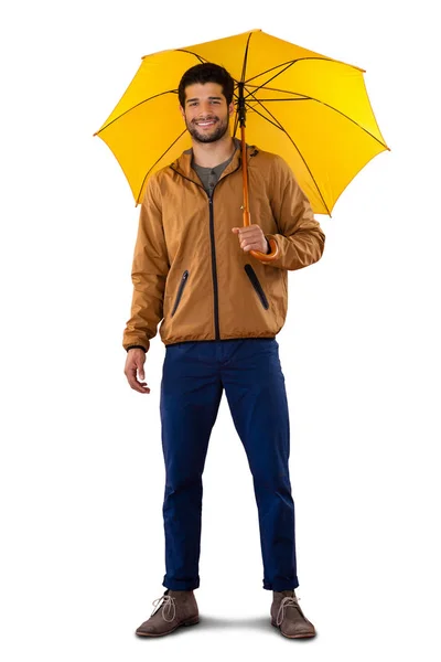 Sorrindo homem de pé sob guarda-chuva — Fotografia de Stock