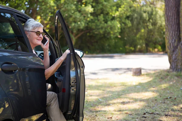 Mujer mayor hablando por teléfono en el coche — Foto de Stock