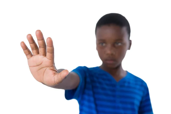 Мальчик показывает знак стоп — стоковое фото