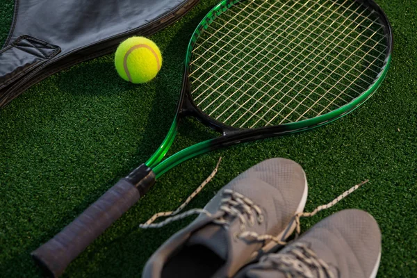 Raqueta con pelota y zapatos deportivos —  Fotos de Stock