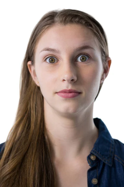 Уверенная девушка-подросток смотрит в камеру — стоковое фото