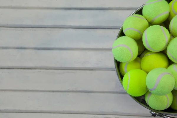 Tennisbollar i metalliska hink — Stockfoto