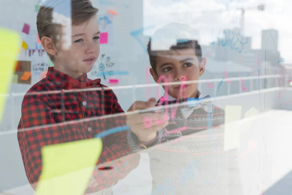 Kinderen als leidinggevenden bespreken — Stockfoto