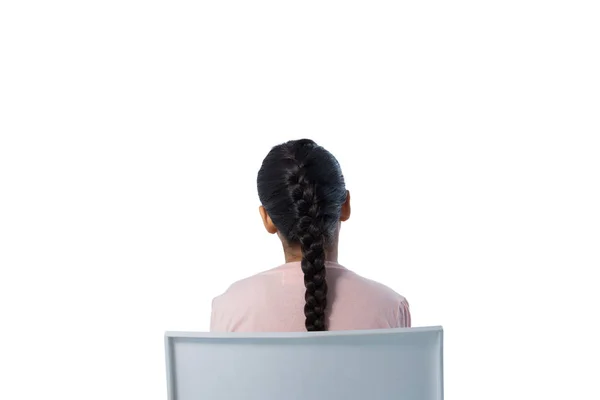 Bir sandalyede oturan kız arkadan görünüş — Stok fotoğraf