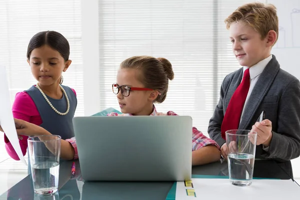 Barn som företagsledare interagera — Stockfoto