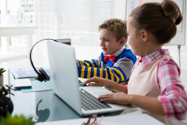 Kinderen als business executive interactie — Stockfoto