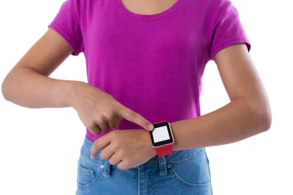 Adolescente en utilisant smartwatch — Photo