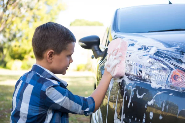 Adolescente menino lavar um carro — Fotografia de Stock