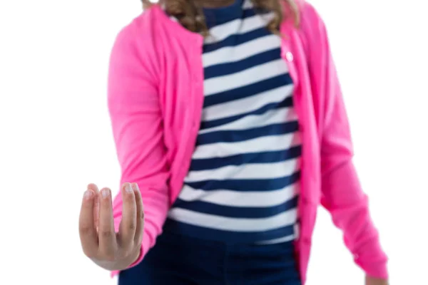 Mädchen gibt vor, unsichtbaren Gegenstand in der Hand zu halten — Stockfoto