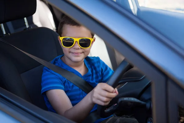 Хлопчик-підліток за кермом машини — стокове фото