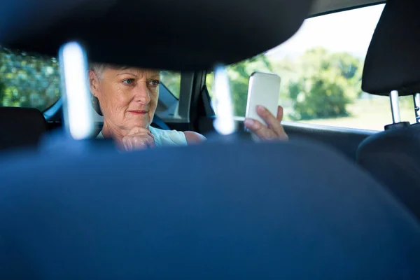 Donna anziana che prende selfie al telefono — Foto Stock