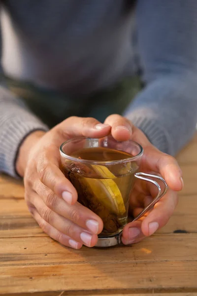 Uomo in possesso di una tazza di tè al limone — Foto Stock
