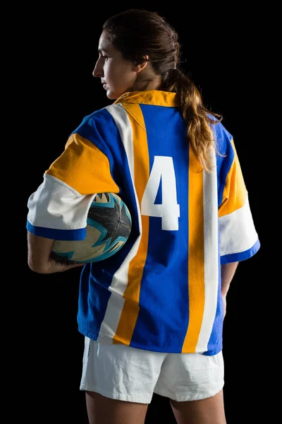 Jogador de rugby feminino segurando bola — Fotografia de Stock