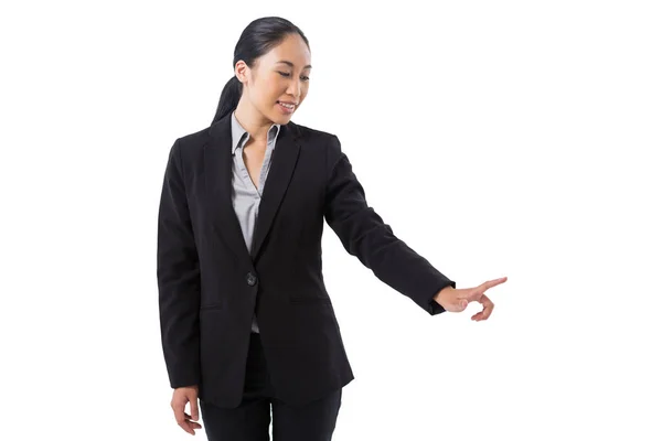 Geschäftsfrau drückt auf einen unsichtbaren virtuellen Bildschirm — Stockfoto