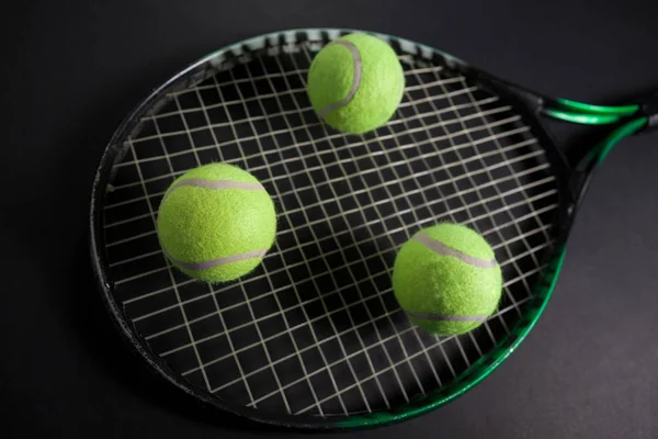 Fluoreszkáló sárga teniszütő és labda — Stock Fotó