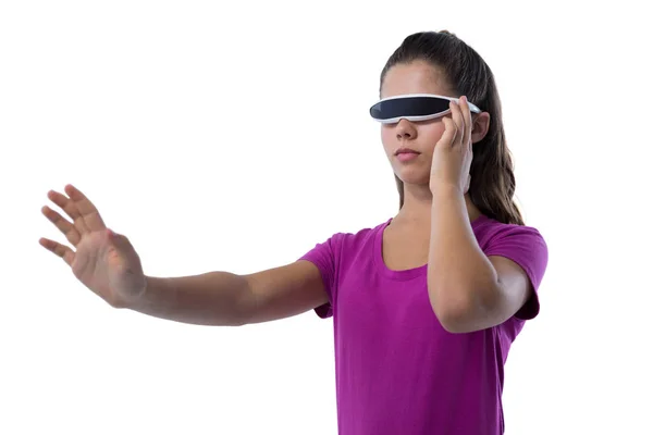 Adolescente usando óculos de realidade virtual — Fotografia de Stock