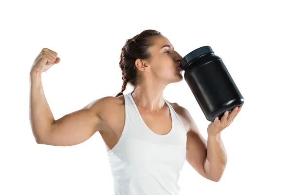 Vrouwelijke atleet buigen spieren — Stockfoto