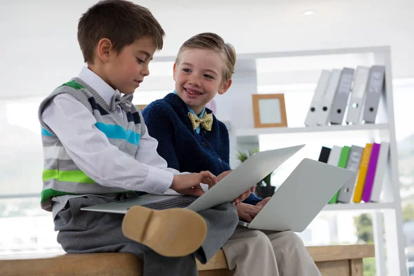 Kinderen als bedrijfsleiders met behulp van laptop — Stockfoto