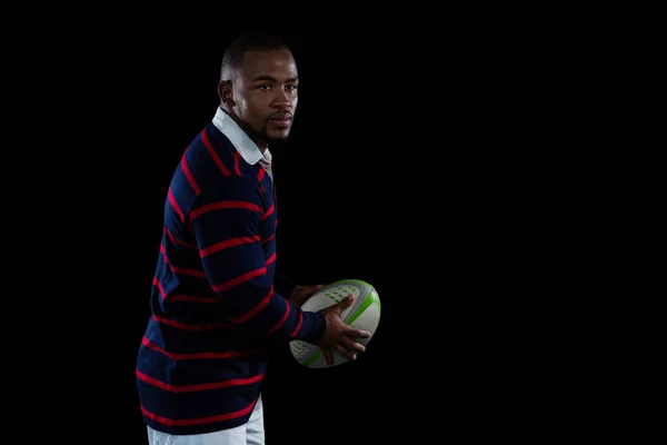 Atleta masculino sosteniendo pelota de rugby —  Fotos de Stock
